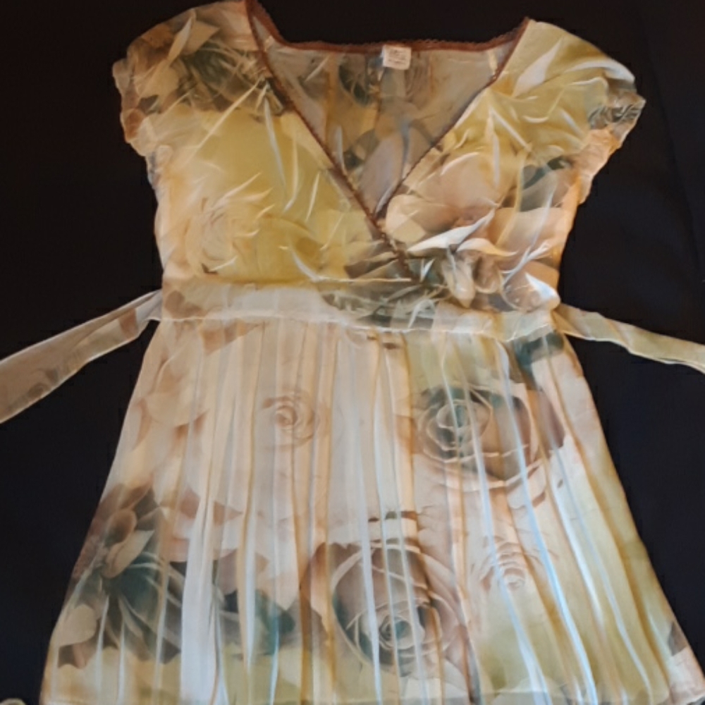 Floral print blouse, like new.